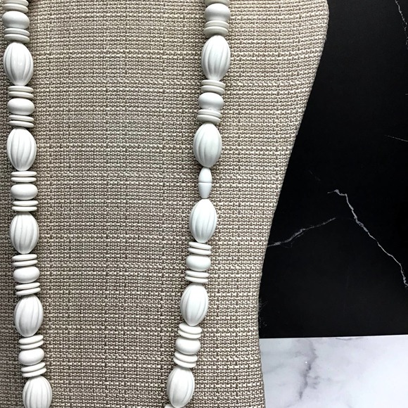 Single strand vintage white bead necklace with twist clasp - Picture 2 of 3
